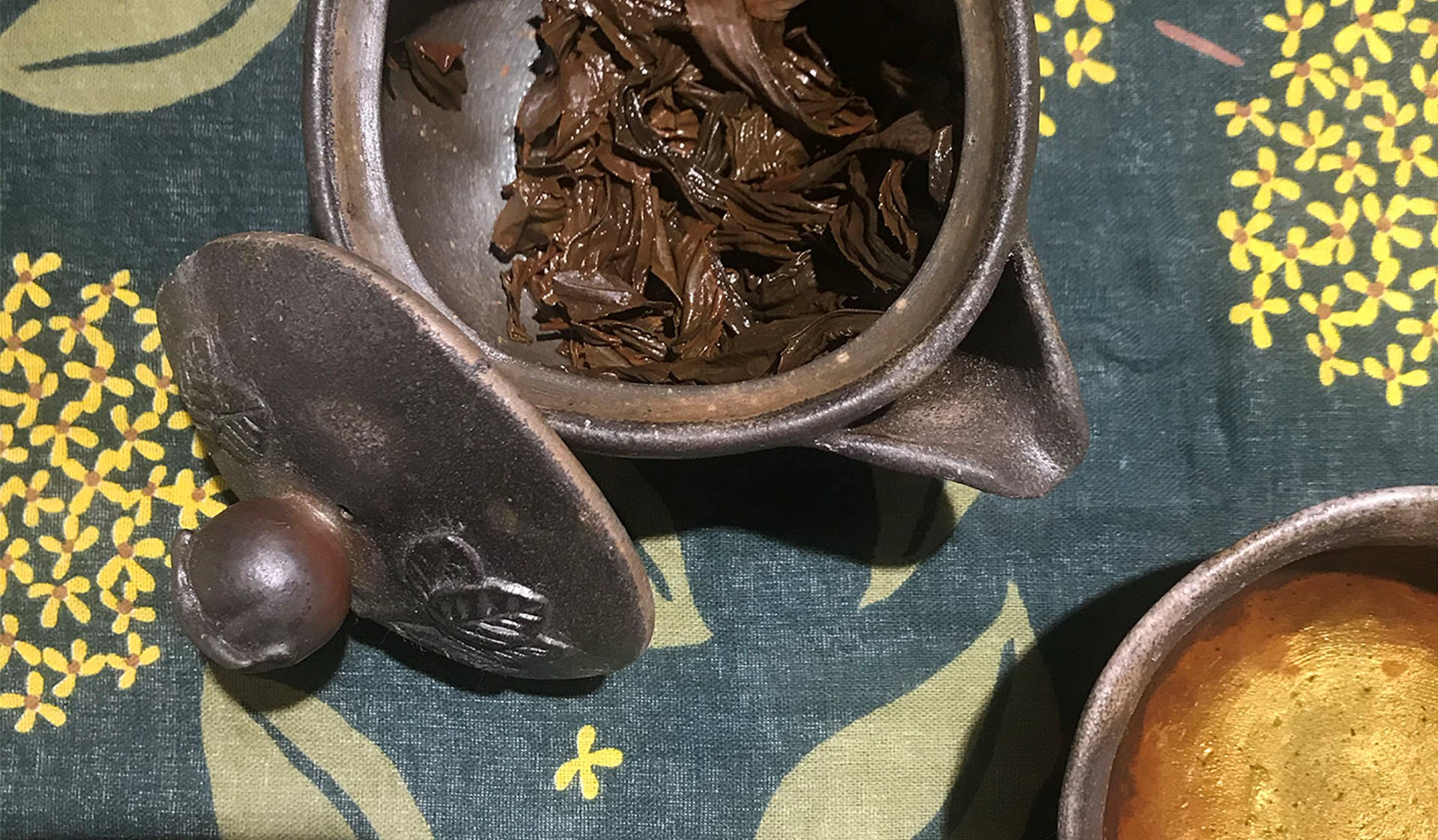 Img:Tea leaves in the pot